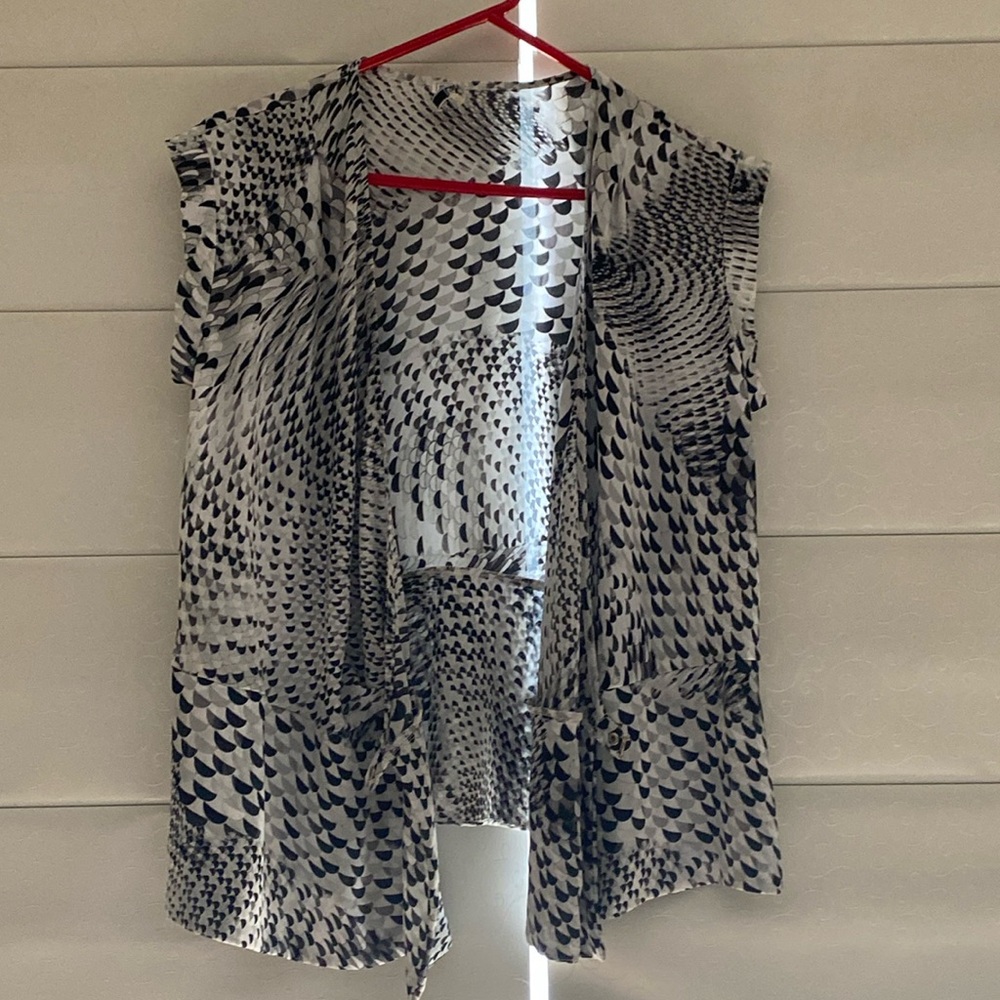 Sioni black and white blouse